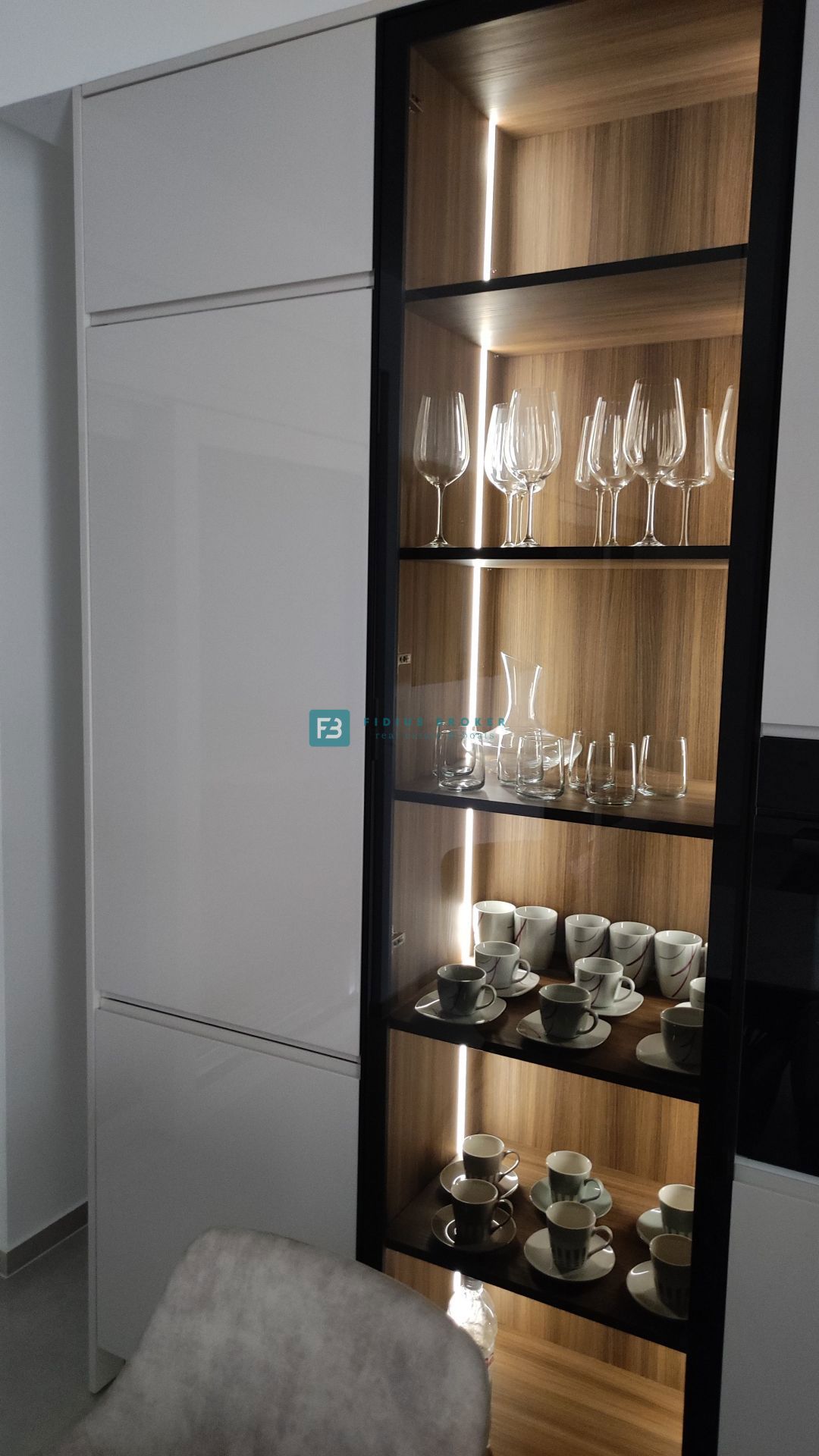 VODICE - SRIMA, nova, opremljena polsamostojna hiša, 300 m do plaže, pogled na morje