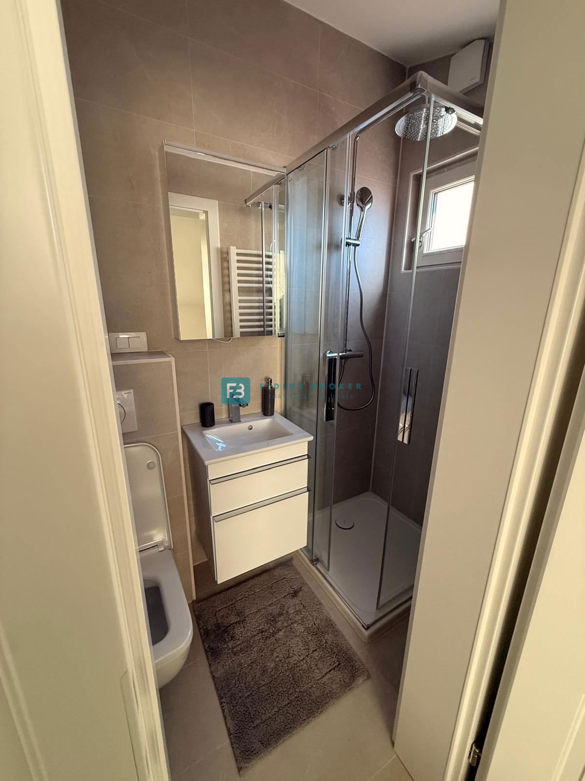 VODICE, nova, luksuzno opremljena hiša, strogi center, 150 m do obale, 4 ločena apartmaja