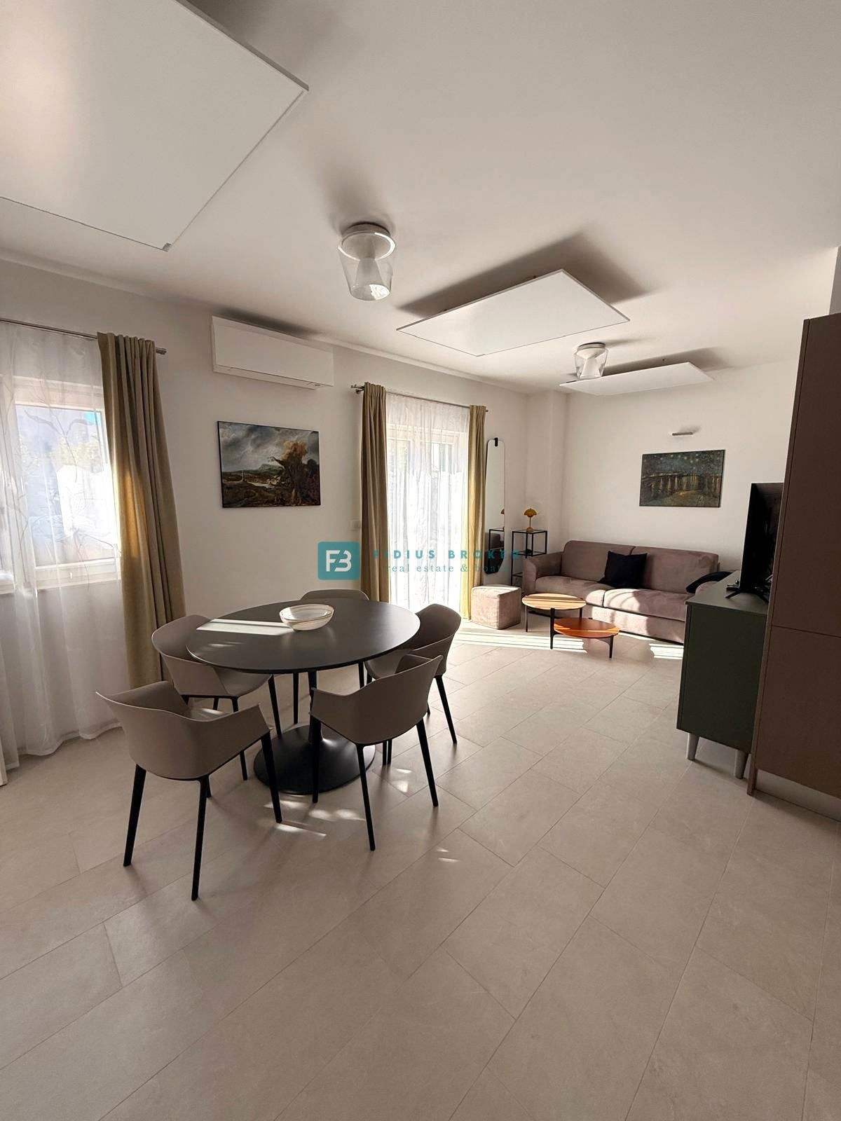 VODICE, nova, luksuzno opremljena hiša, strogi center, 150 m do obale, 4 ločena apartmaja