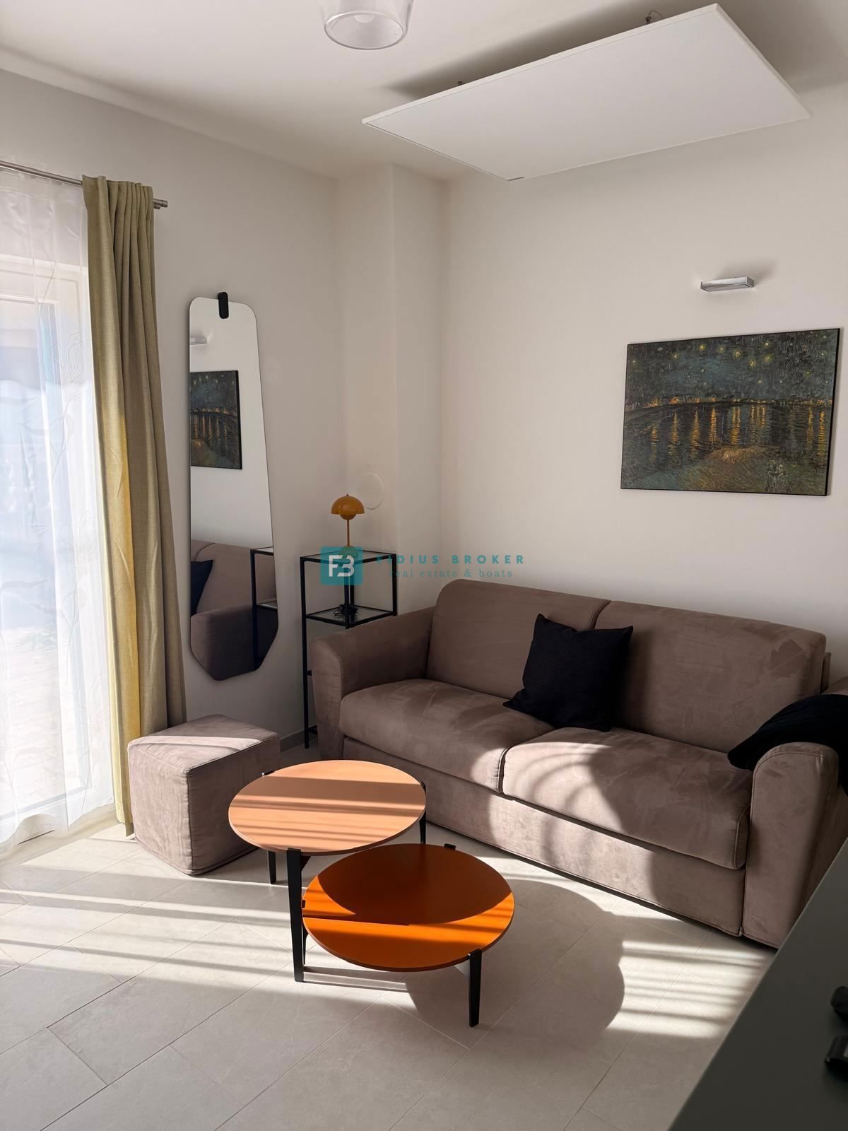 VODICE, nova, luksuzno opremljena hiša, strogi center, 150 m do obale, 4 ločena apartmaja