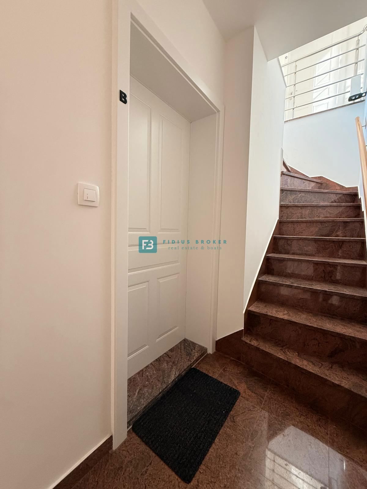 VODICE, nova, luksuzno opremljena hiša, strogi center, 150 m do obale, 4 ločena apartmaja