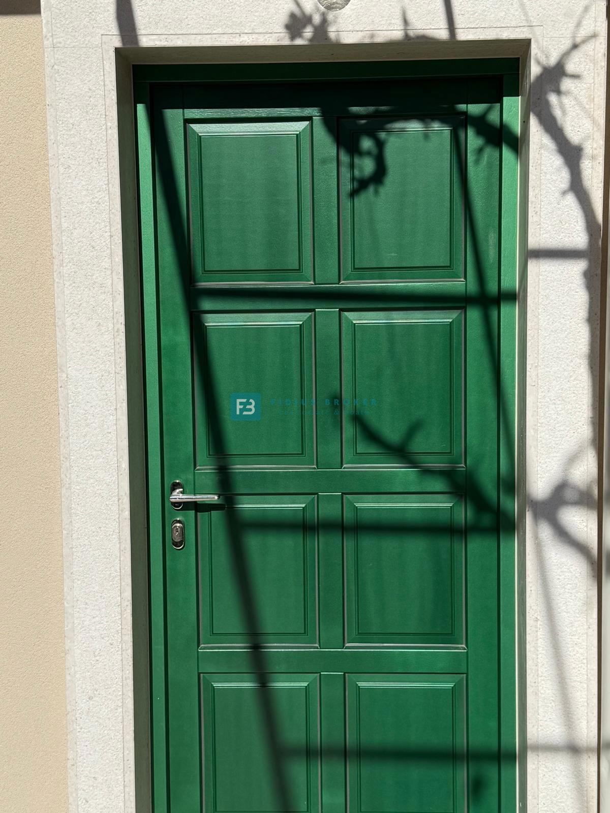 VODICE, nova, luksuzno opremljena hiša, strogi center, 150 m do obale, 4 ločena apartmaja