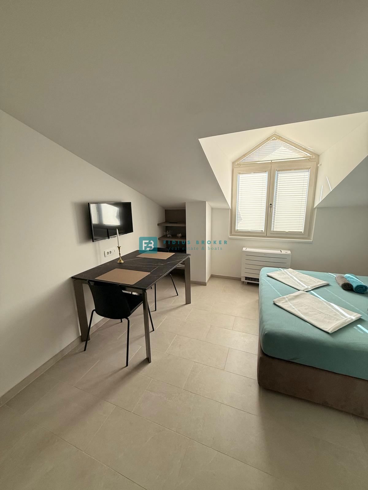 VODICE, nova, luksuzno opremljena hiša, strogi center, 150 m do obale, 4 ločena apartmaja