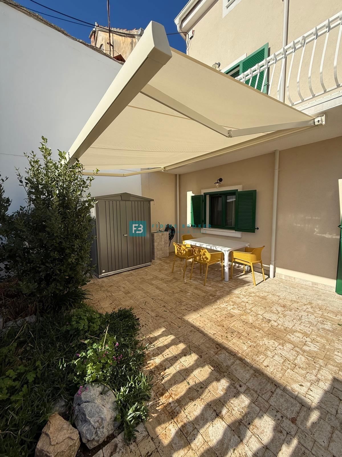 VODICE, nova, luksuzno opremljena hiša, strogi center, 150 m do obale, 4 ločena apartmaja