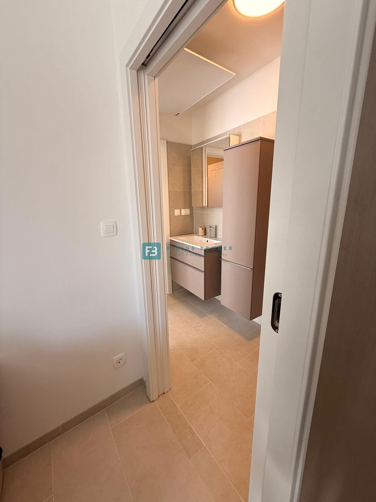 VODICE, nova, luksuzno opremljena hiša, strogi center, 150 m do obale, 4 ločena apartmaja