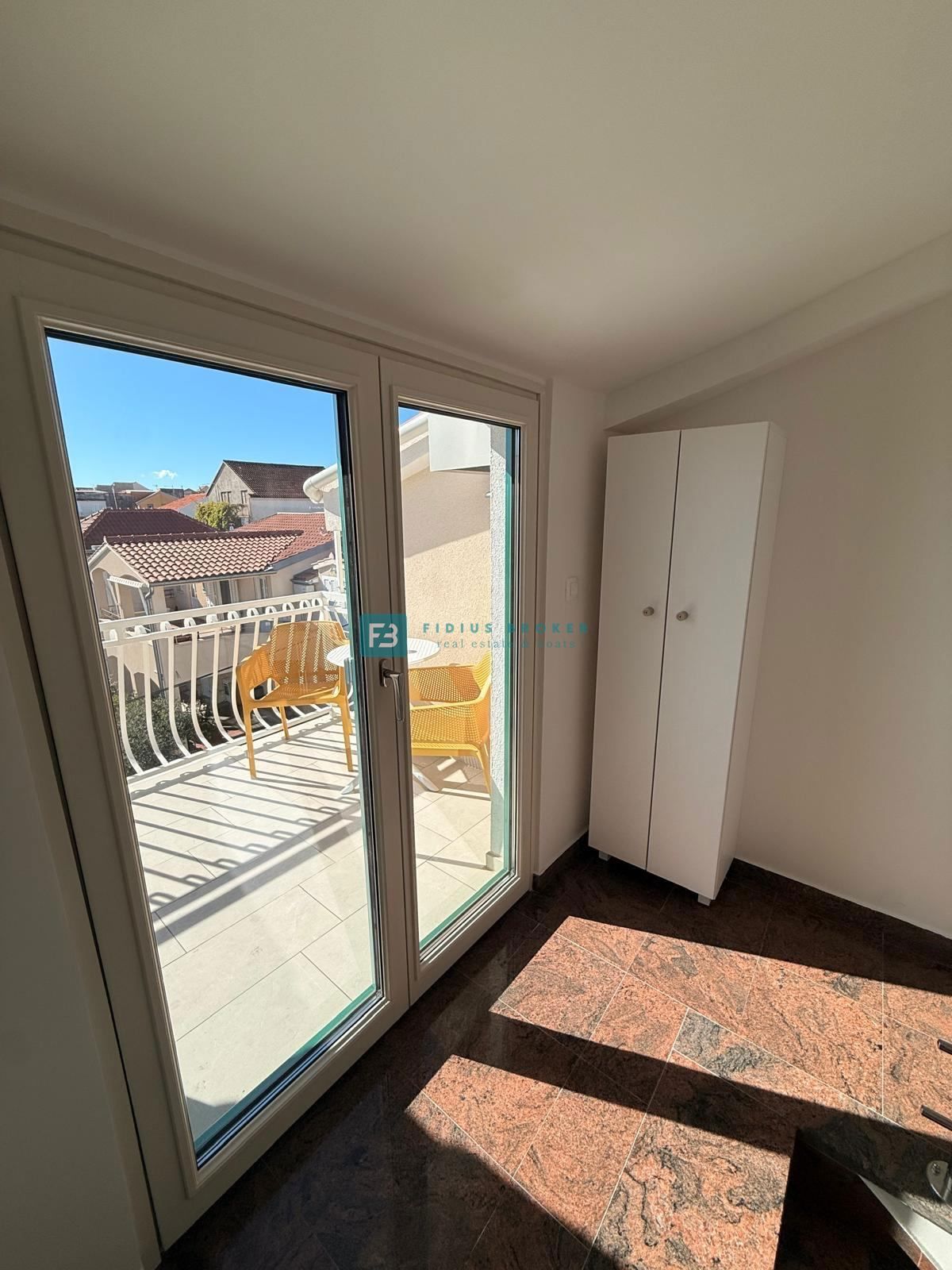 VODICE, nova, luksuzno opremljena hiša, strogi center, 150 m do obale, 4 ločena apartmaja