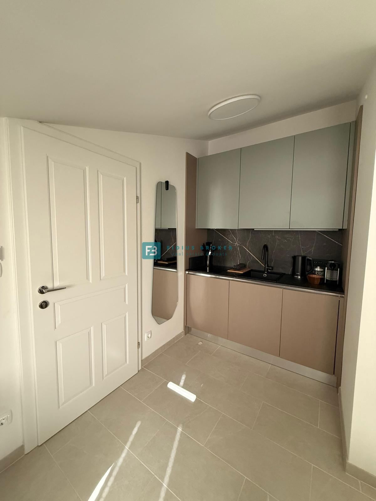 VODICE, nova, luksuzno opremljena hiša, strogi center, 150 m do obale, 4 ločena apartmaja