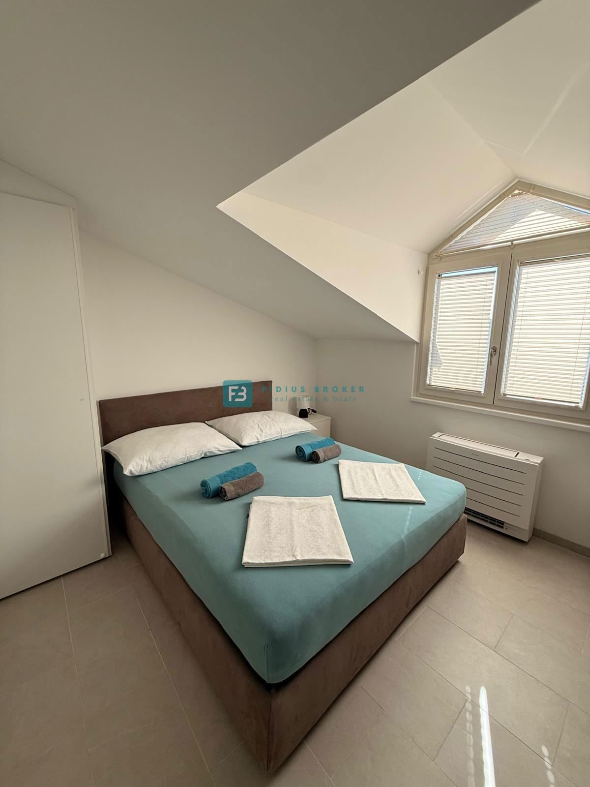 VODICE, nova, luksuzno opremljena hiša, strogi center, 150 m do obale, 4 ločena apartmaja