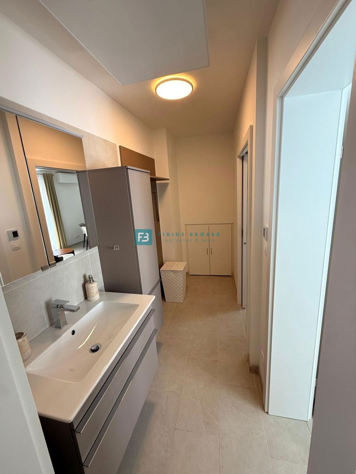 VODICE, nova, luksuzno opremljena hiša, strogi center, 150 m do obale, 4 ločena apartmaja