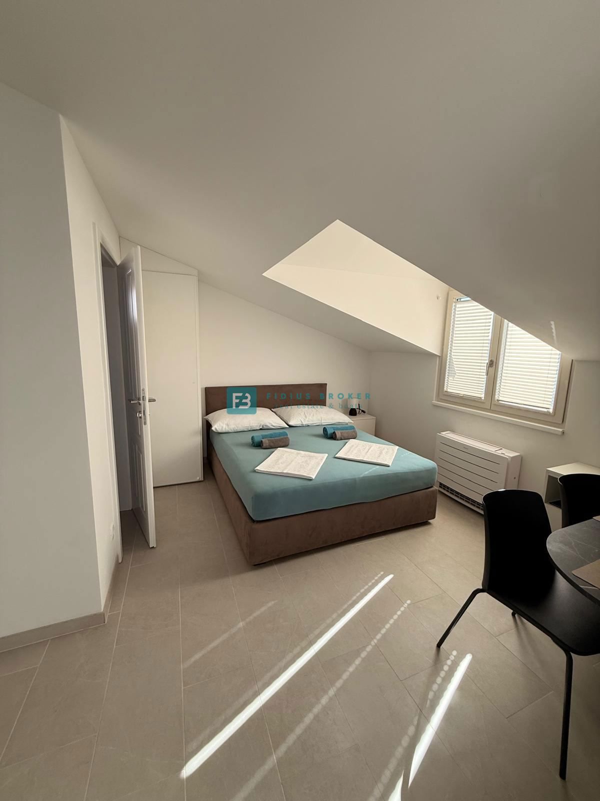 VODICE, nova, luksuzno opremljena hiša, strogi center, 150 m do obale, 4 ločena apartmaja