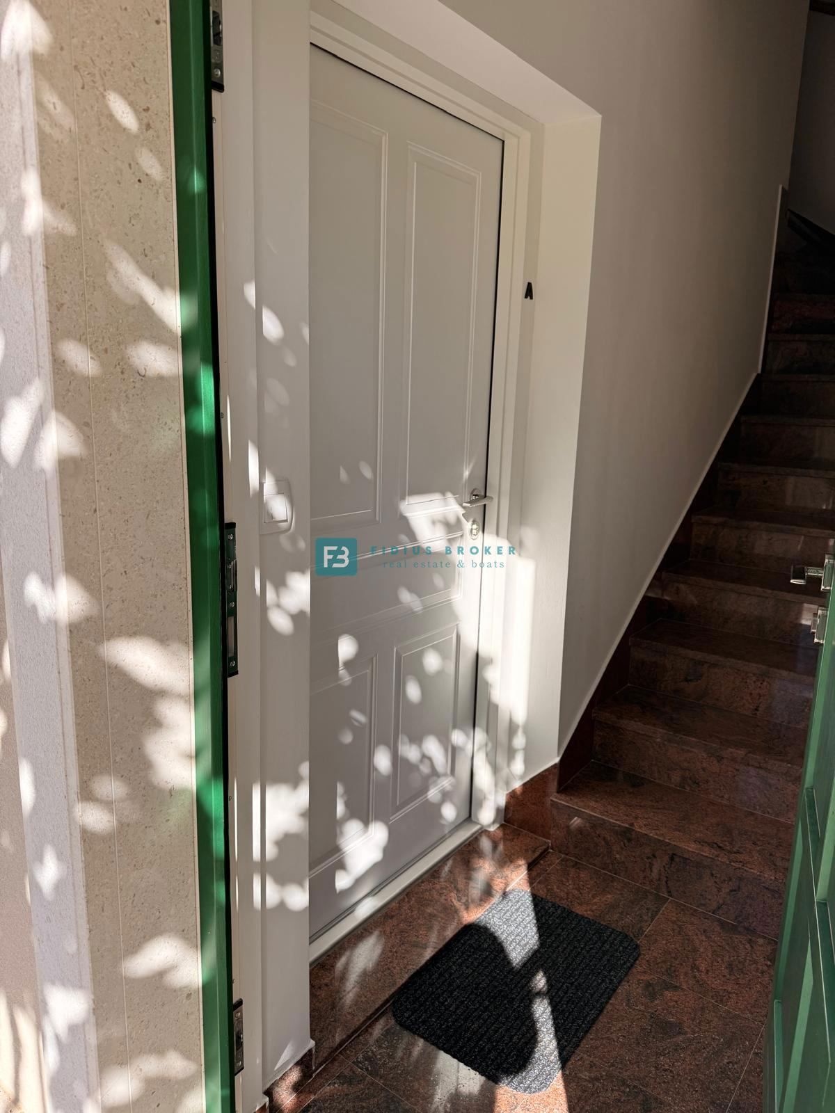 VODICE, nova, luksuzno opremljena hiša, strogi center, 150 m do obale, 4 ločena apartmaja