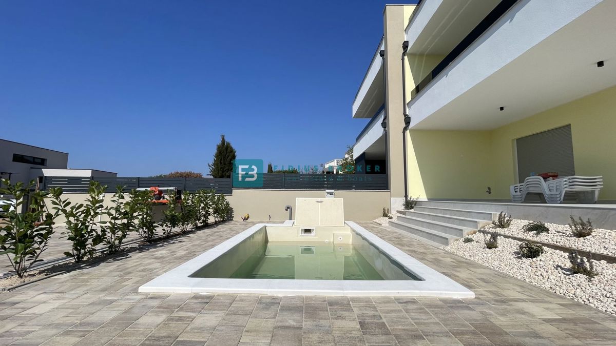 TRIBUNJ, nova, dvojček, panoramski pogled na morje, bazen