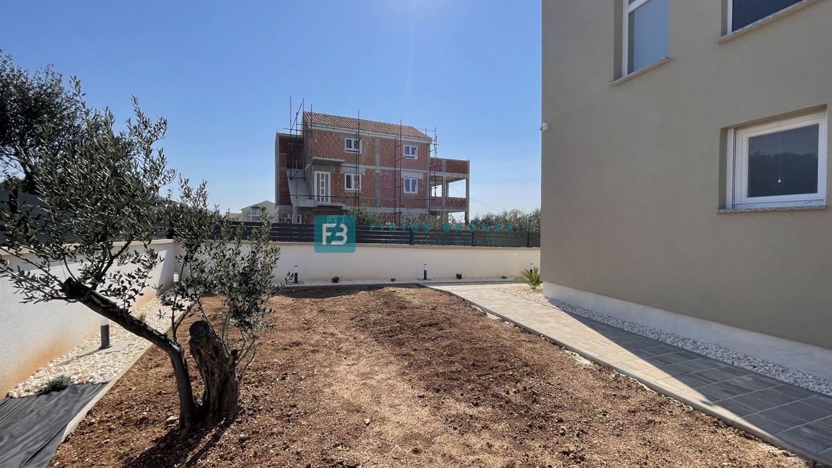 TRIBUNJ, nova, dvojček, panoramski pogled na morje, bazen