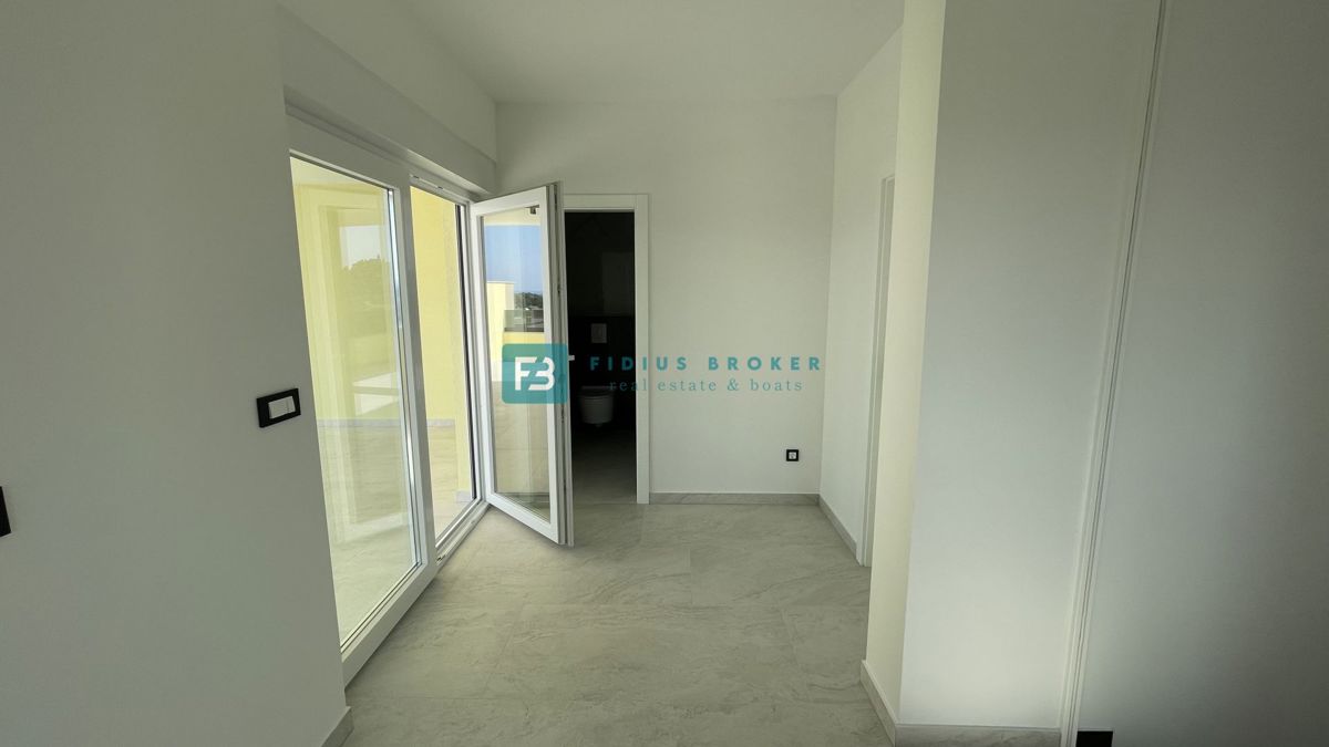 TRIBUNJ, nova, dvojček, panoramski pogled na morje, bazen