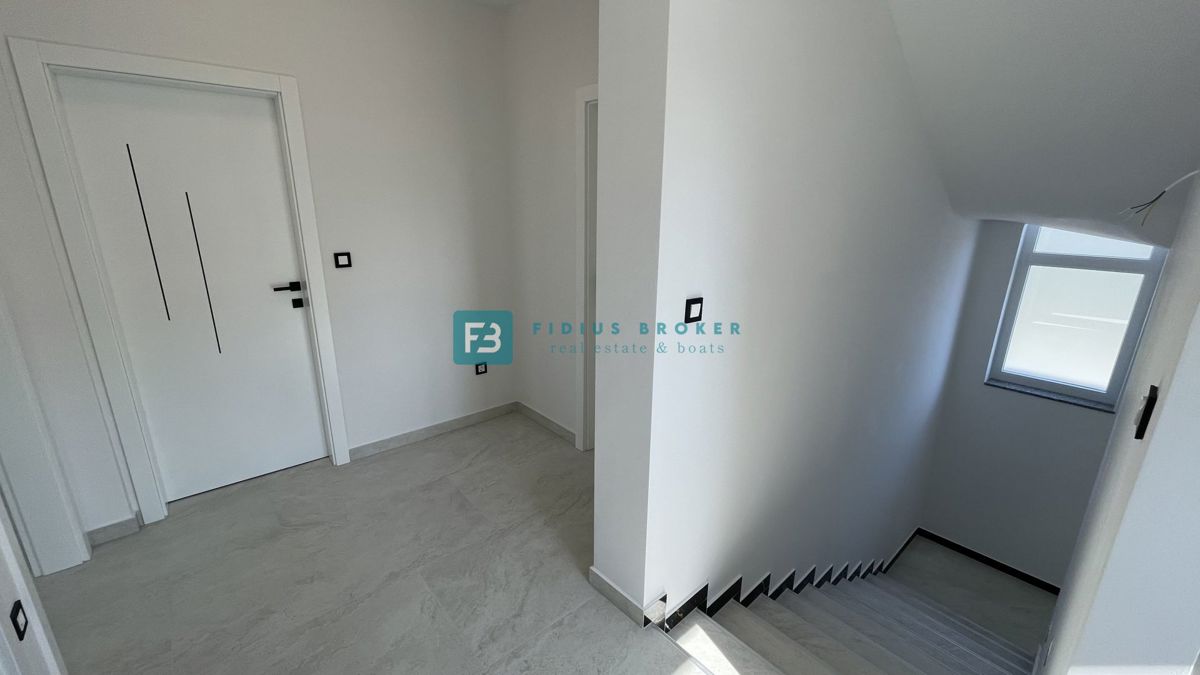 TRIBUNJ, nova, dvojček, panoramski pogled na morje, bazen