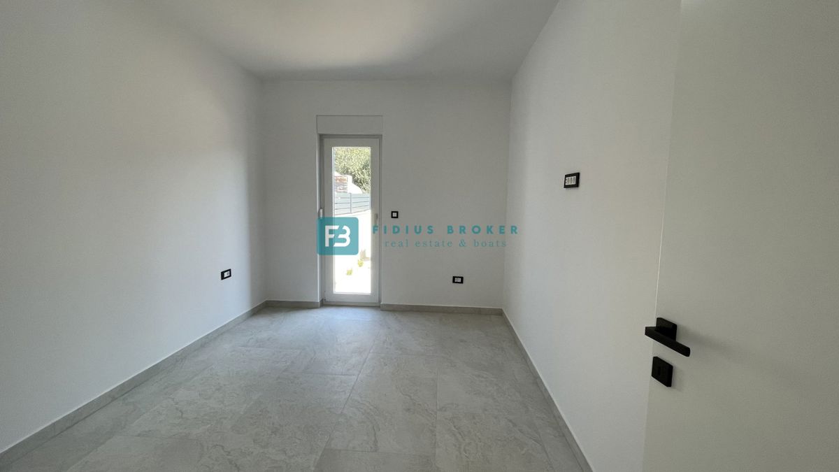 TRIBUNJ, nova, dvojček, panoramski pogled na morje, bazen