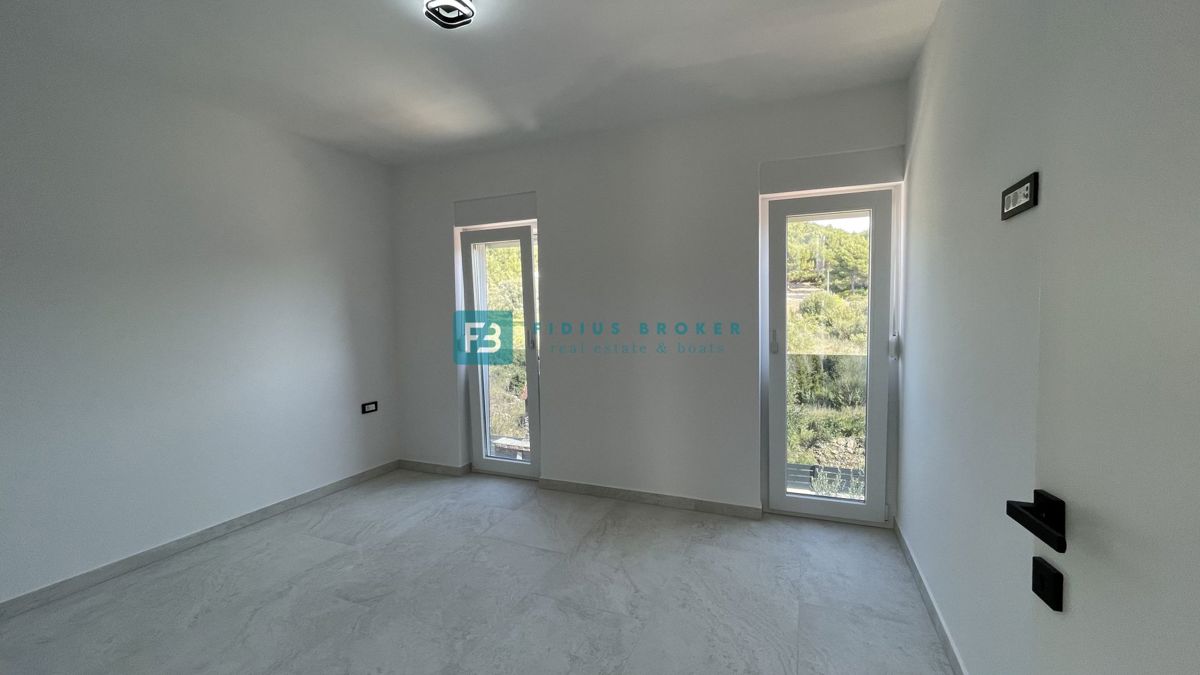 TRIBUNJ, nova, dvojček, panoramski pogled na morje, bazen