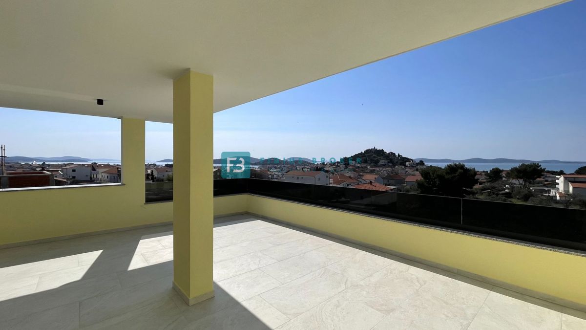 TRIBUNJ, nova, dvojček, panoramski pogled na morje, bazen