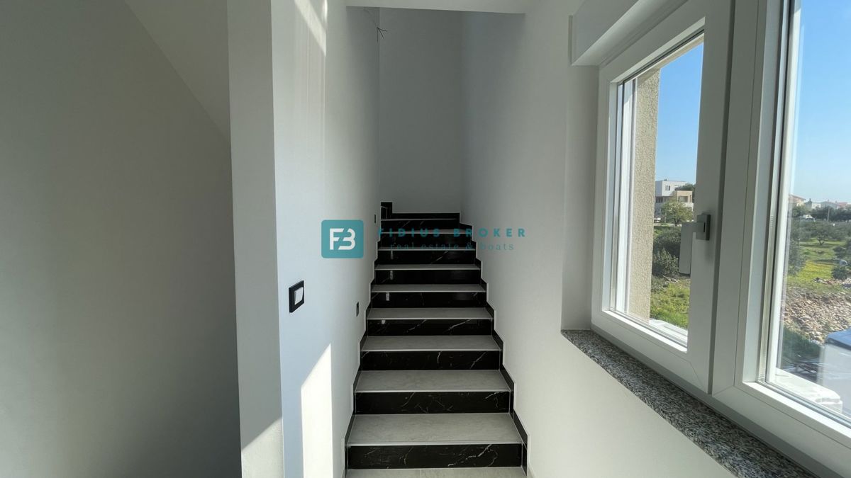 TRIBUNJ, nova, dvojček, panoramski pogled na morje, bazen