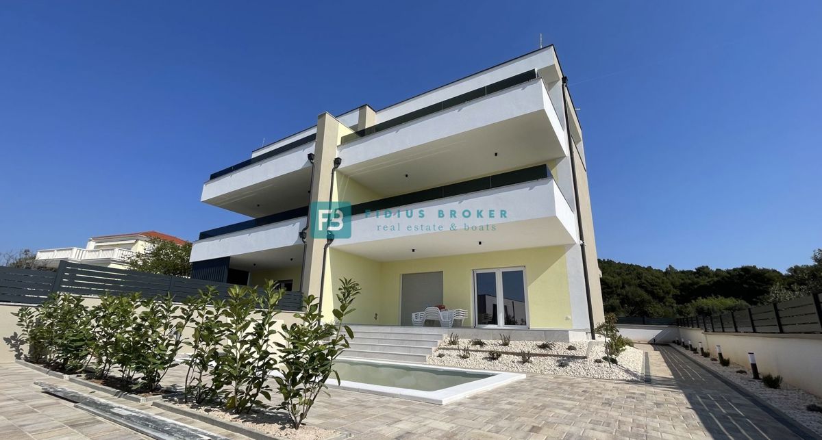 TRIBUNJ, nova, dvojček, panoramski pogled na morje, bazen