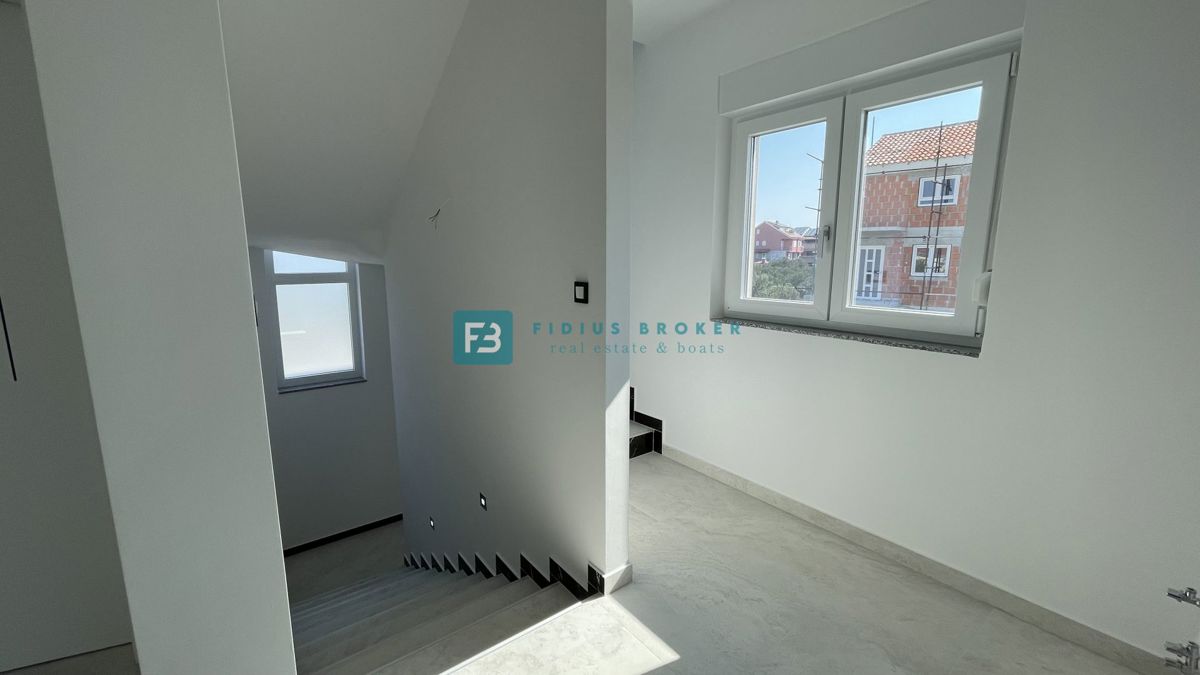 TRIBUNJ, nova, dvojček, panoramski pogled na morje, bazen