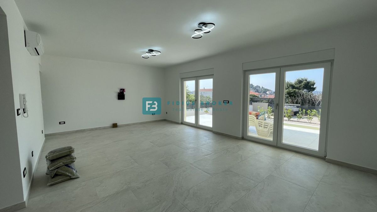 TRIBUNJ, nova, dvojček, panoramski pogled na morje, bazen