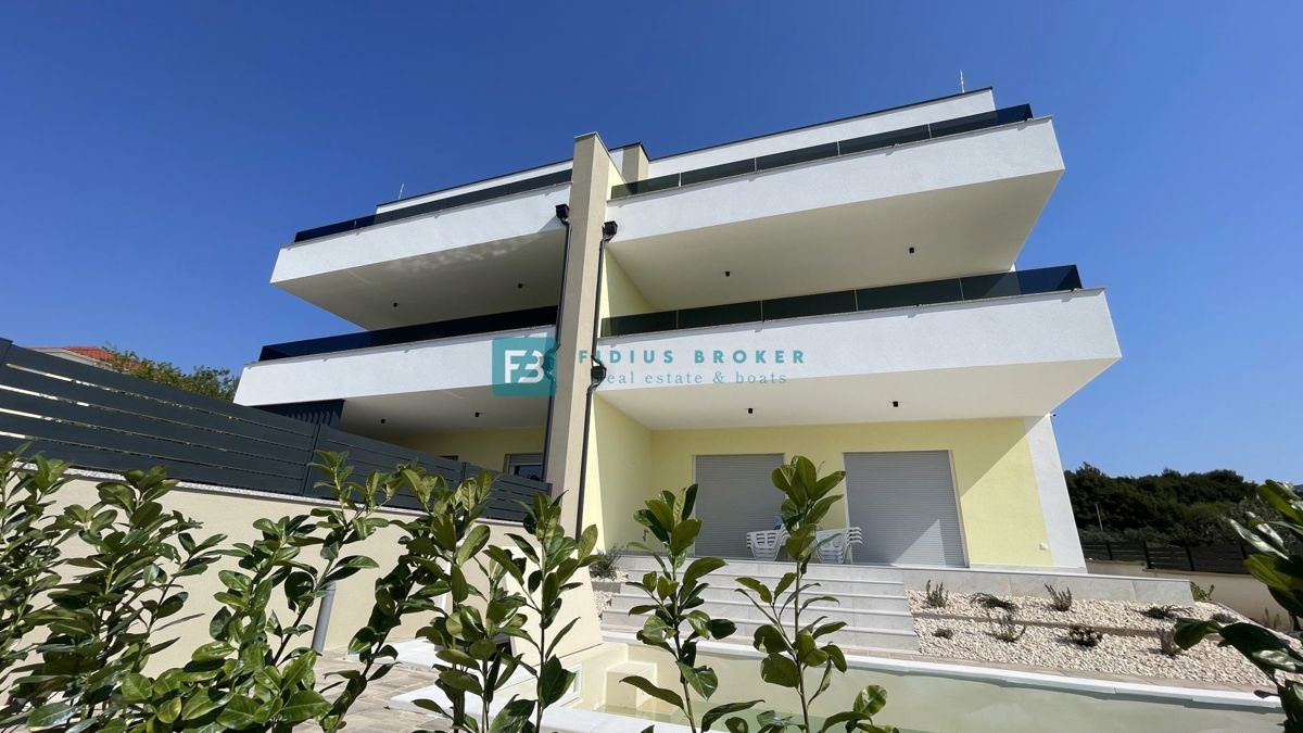 TRIBUNJ, nova, dvojček, panoramski pogled na morje, bazen