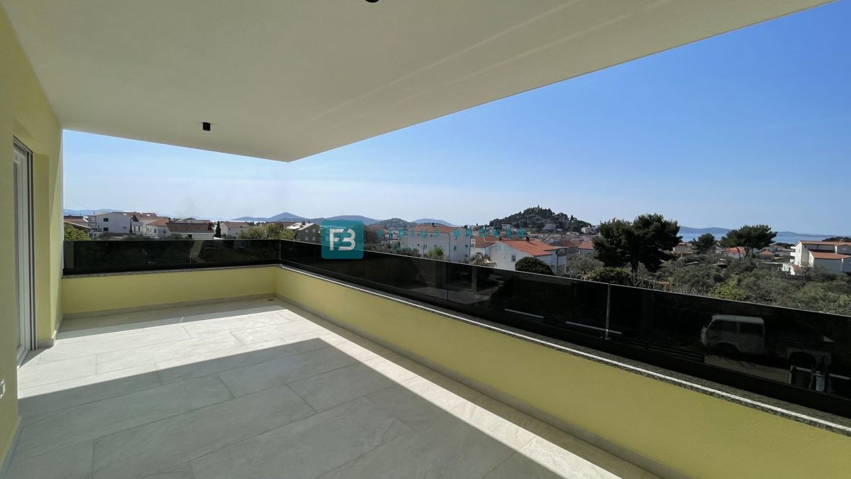 TRIBUNJ, nova, dvojček, panoramski pogled na morje, bazen