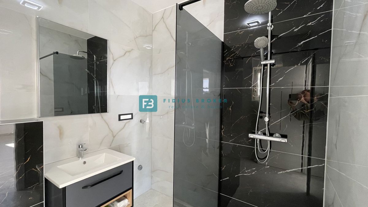 TRIBUNJ, nova, dvojček, panoramski pogled na morje, bazen