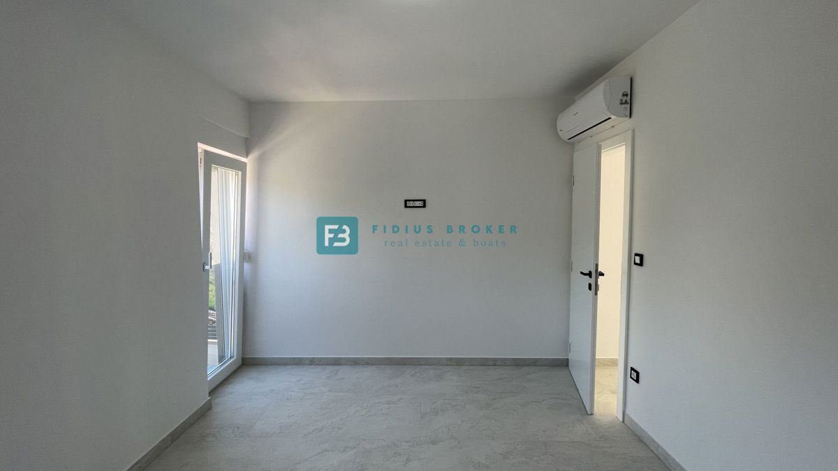 TRIBUNJ, nova, dvojček, panoramski pogled na morje, bazen