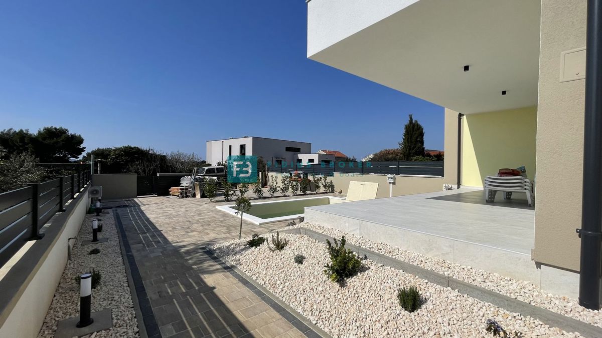 TRIBUNJ, nova, dvojček, panoramski pogled na morje, bazen