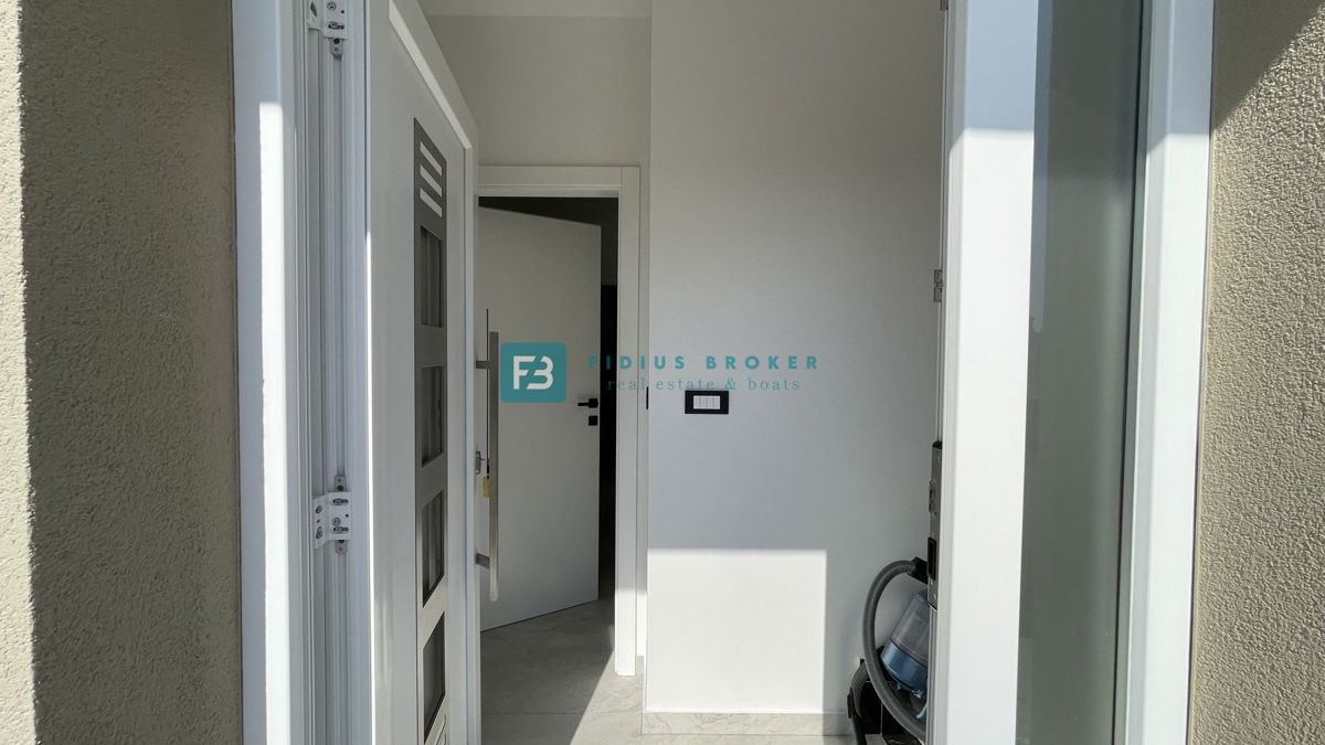 TRIBUNJ, nova, dvojček, panoramski pogled na morje, bazen