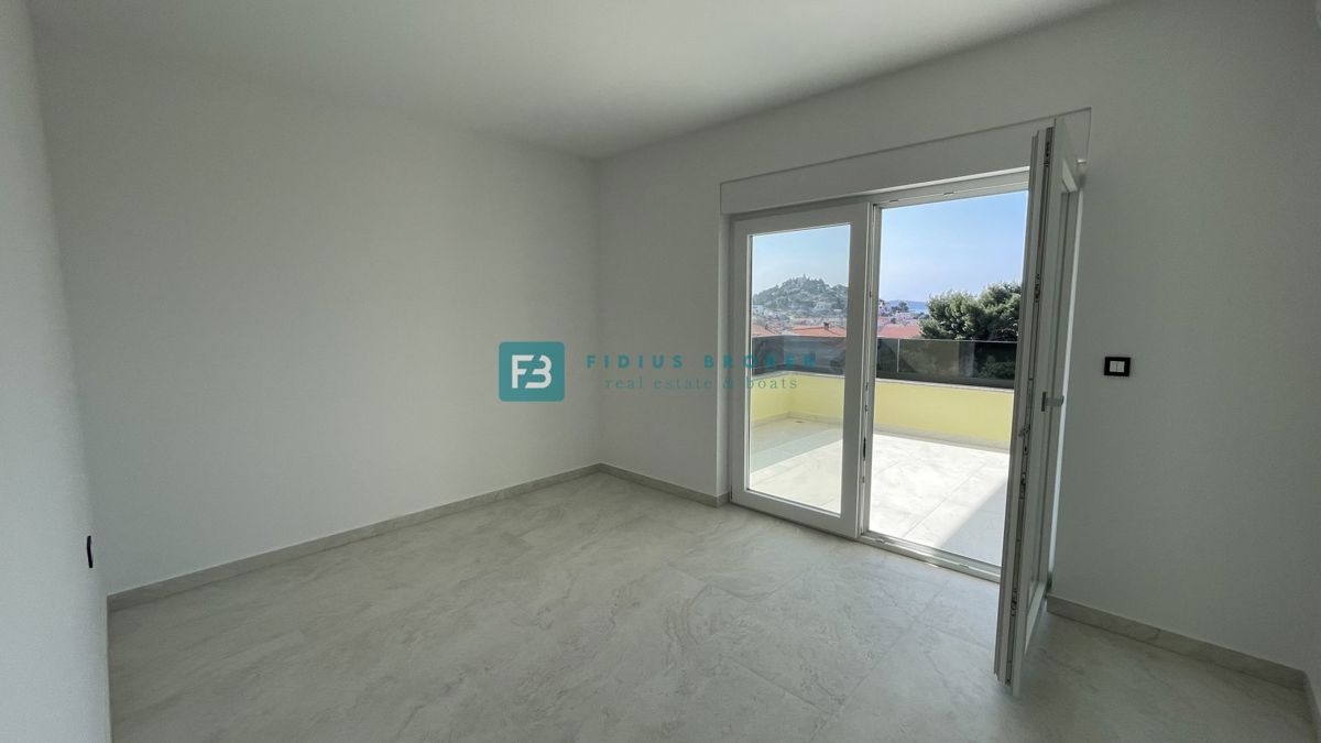 TRIBUNJ, nova, dvojček, panoramski pogled na morje, bazen