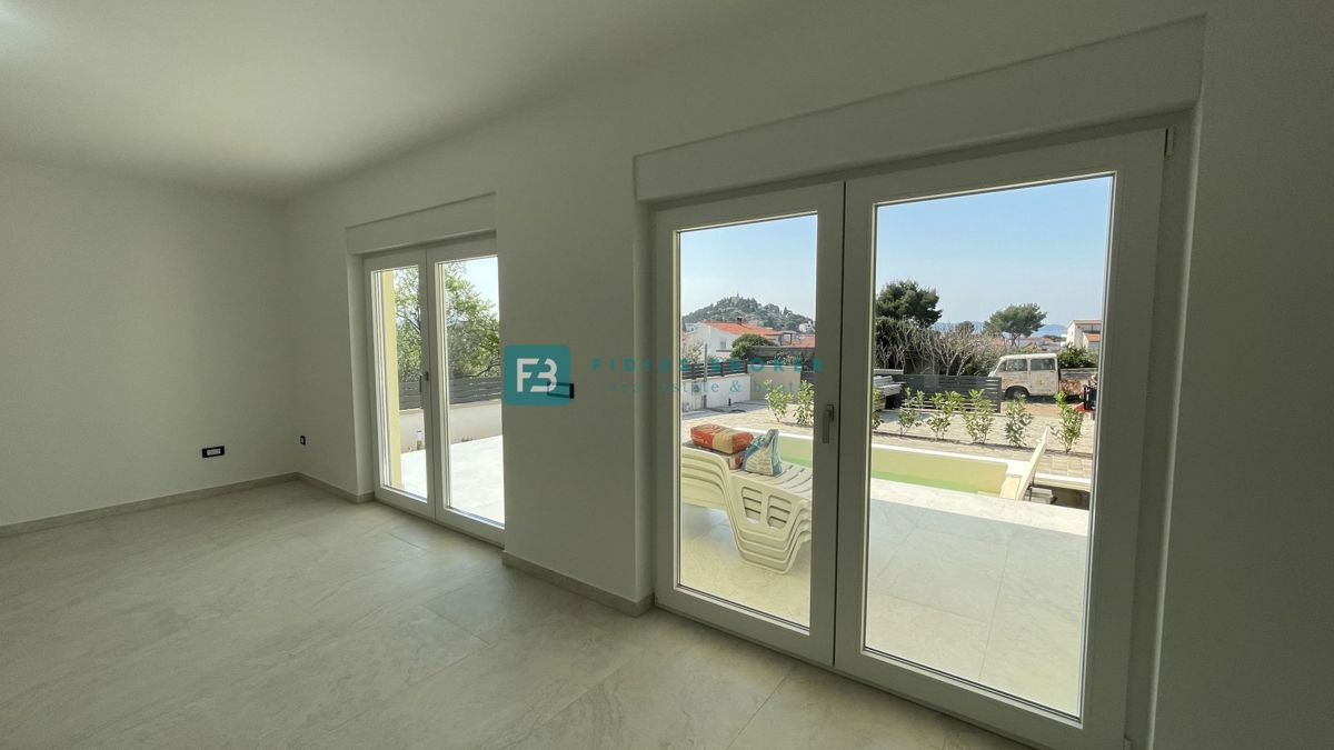 TRIBUNJ, nova, dvojček, panoramski pogled na morje, bazen