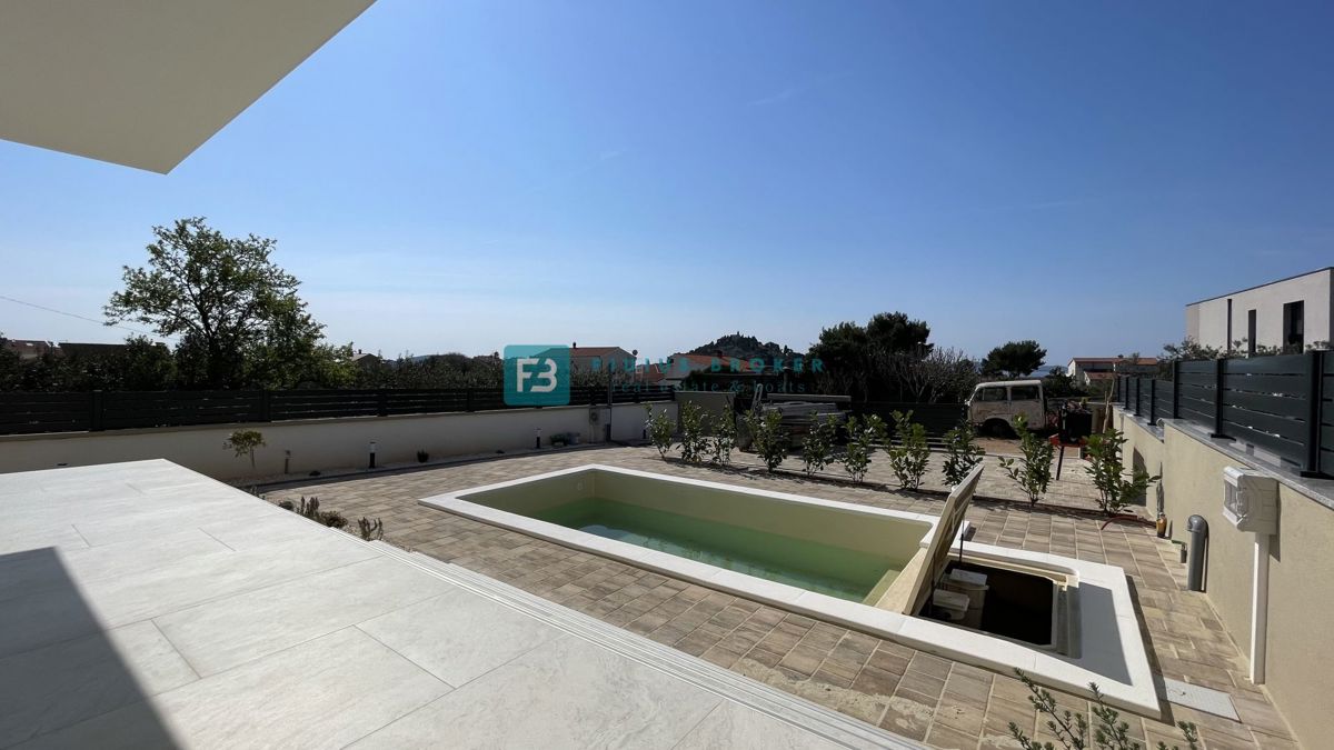 TRIBUNJ, nova, dvojček, panoramski pogled na morje, bazen