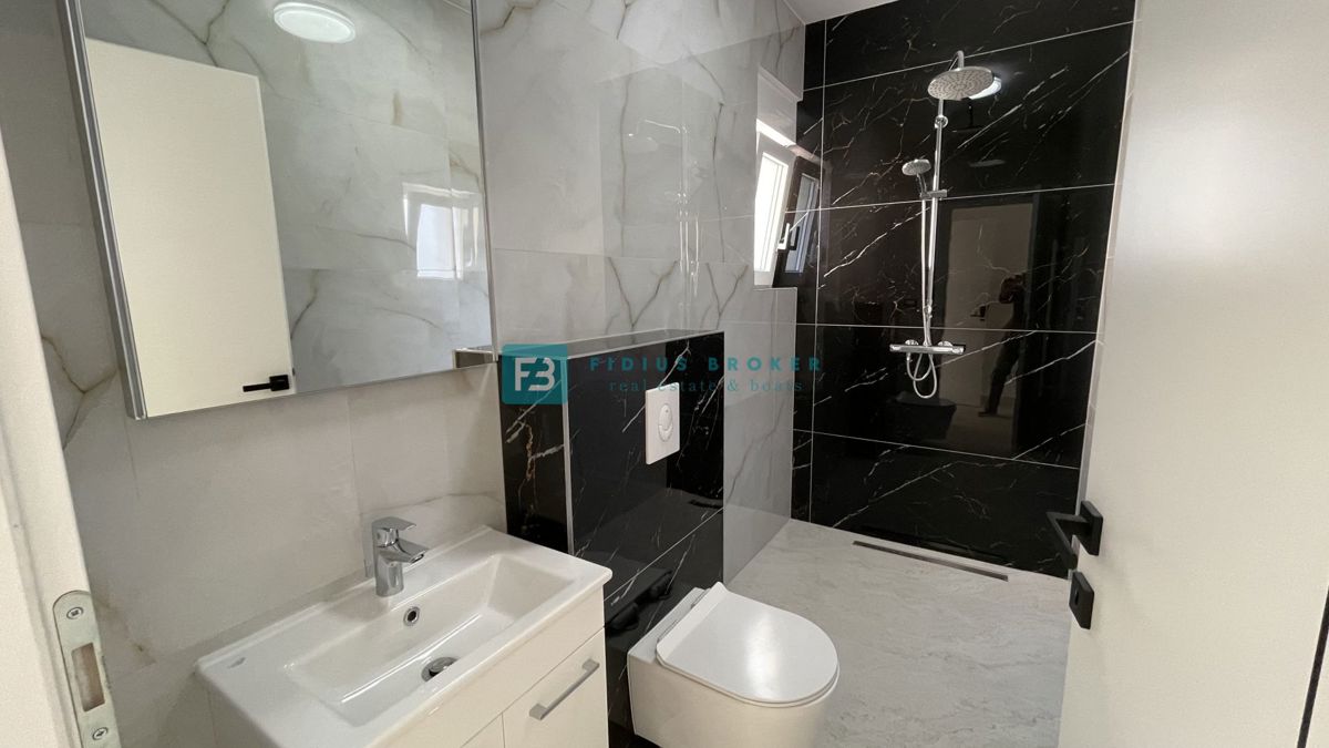 TRIBUNJ, nova, dvojček, panoramski pogled na morje, bazen