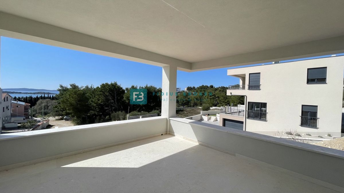 VODICE, novogradnja, pritličje, dvigalo, parkirišče, shramba