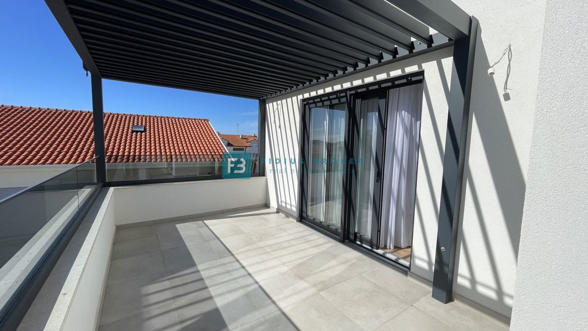 VODICE - SRIMA, nova, opremljena polsamostojna hiša, 300 m do plaže, pogled na morje