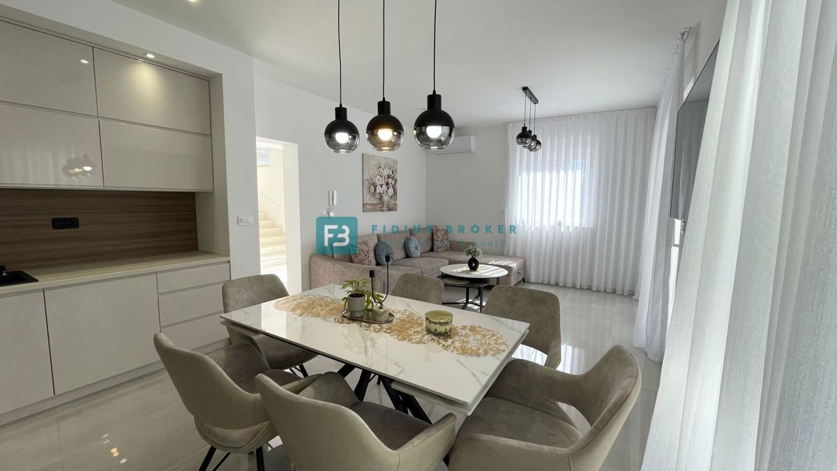 VODICE - SRIMA, nova, opremljena polsamostojna hiša, 300 m do plaže, pogled na morje