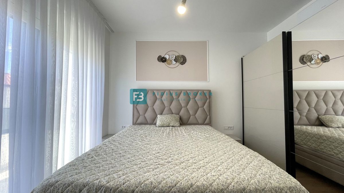 VODICE - SRIMA, nova, opremljena polsamostojna hiša, 300 m do plaže, pogled na morje