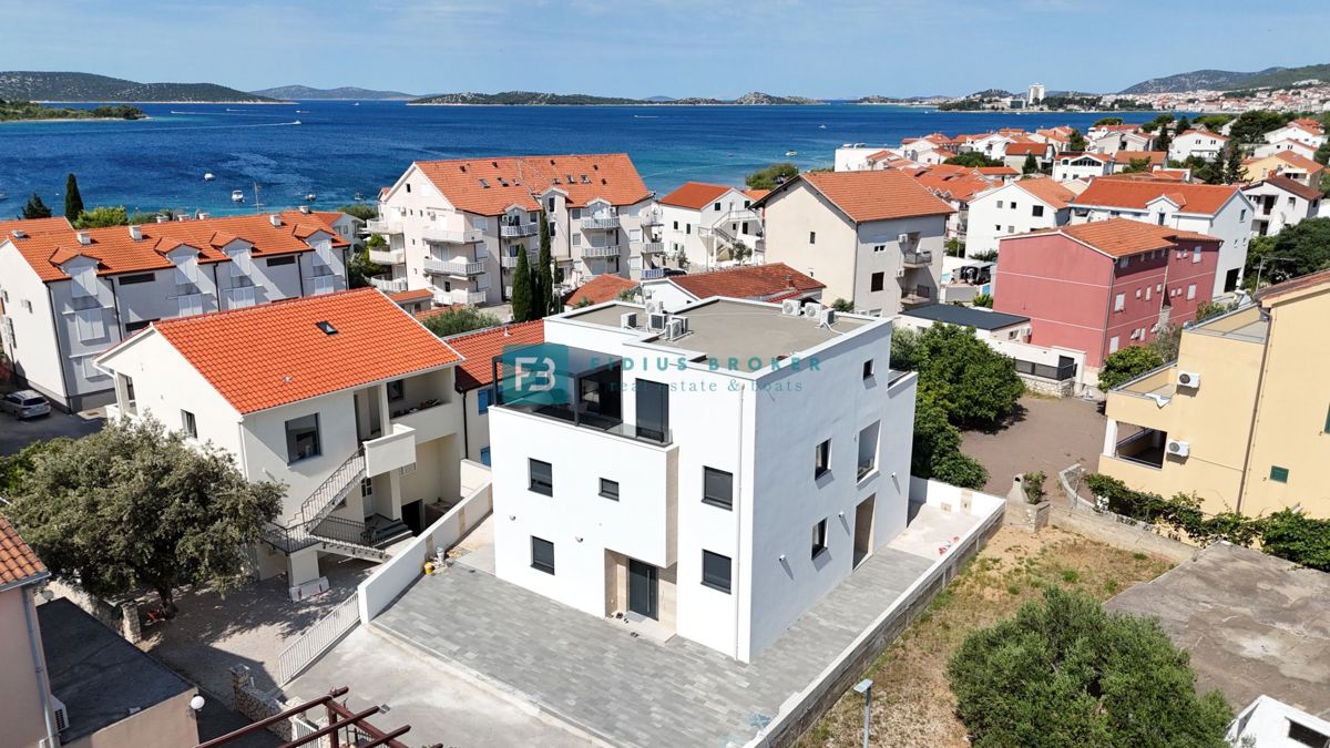 VODICE - SRIMA, nova, opremljena polsamostojna hiša, 300 m do plaže, pogled na morje