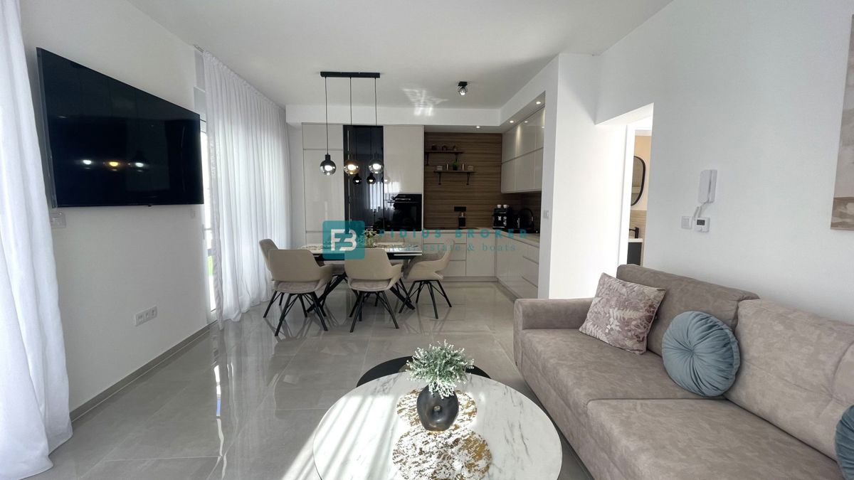 VODICE - SRIMA, nova, opremljena polsamostojna hiša, 300 m do plaže, pogled na morje