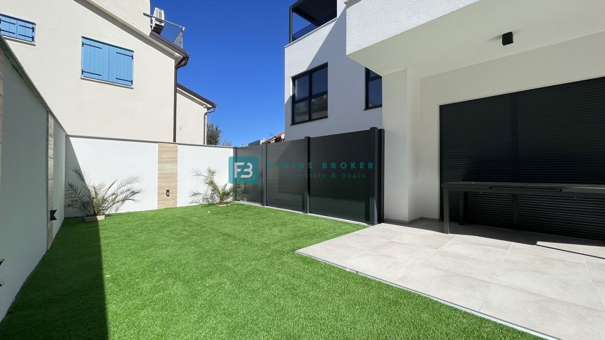 VODICE - SRIMA, nova, opremljena polsamostojna hiša, 300 m do plaže, pogled na morje