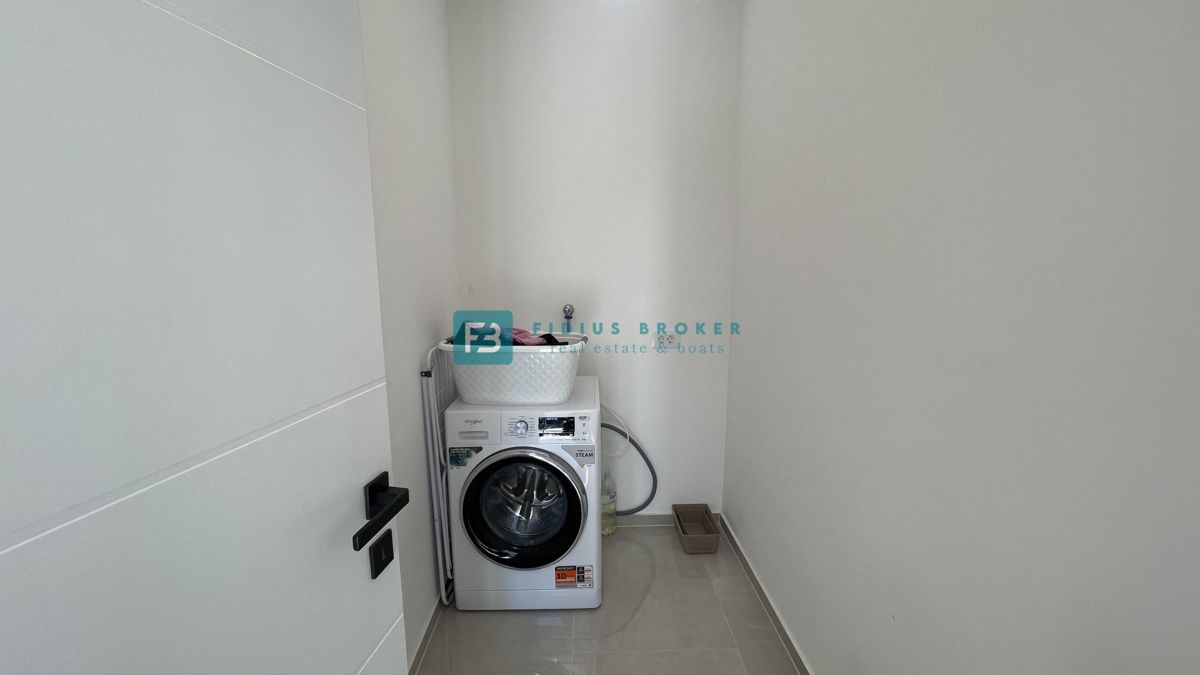 VODICE - SRIMA, nova, opremljena polsamostojna hiša, 300 m do plaže, pogled na morje