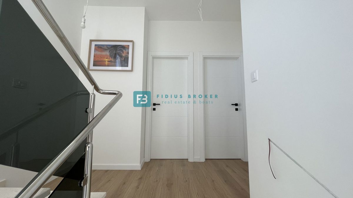 VODICE - SRIMA, nova, opremljena polsamostojna hiša, 300 m do plaže, pogled na morje