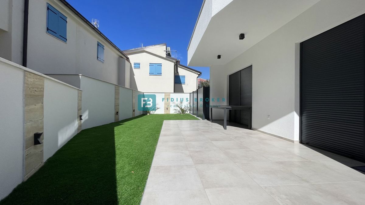 VODICE - SRIMA, nova, opremljena polsamostojna hiša, 300 m do plaže, pogled na morje