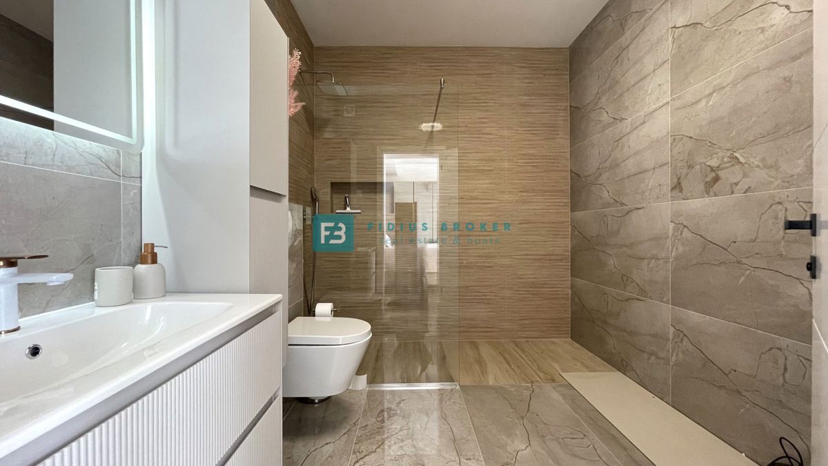 VODICE - SRIMA, nova, opremljena polsamostojna hiša, 300 m do plaže, pogled na morje