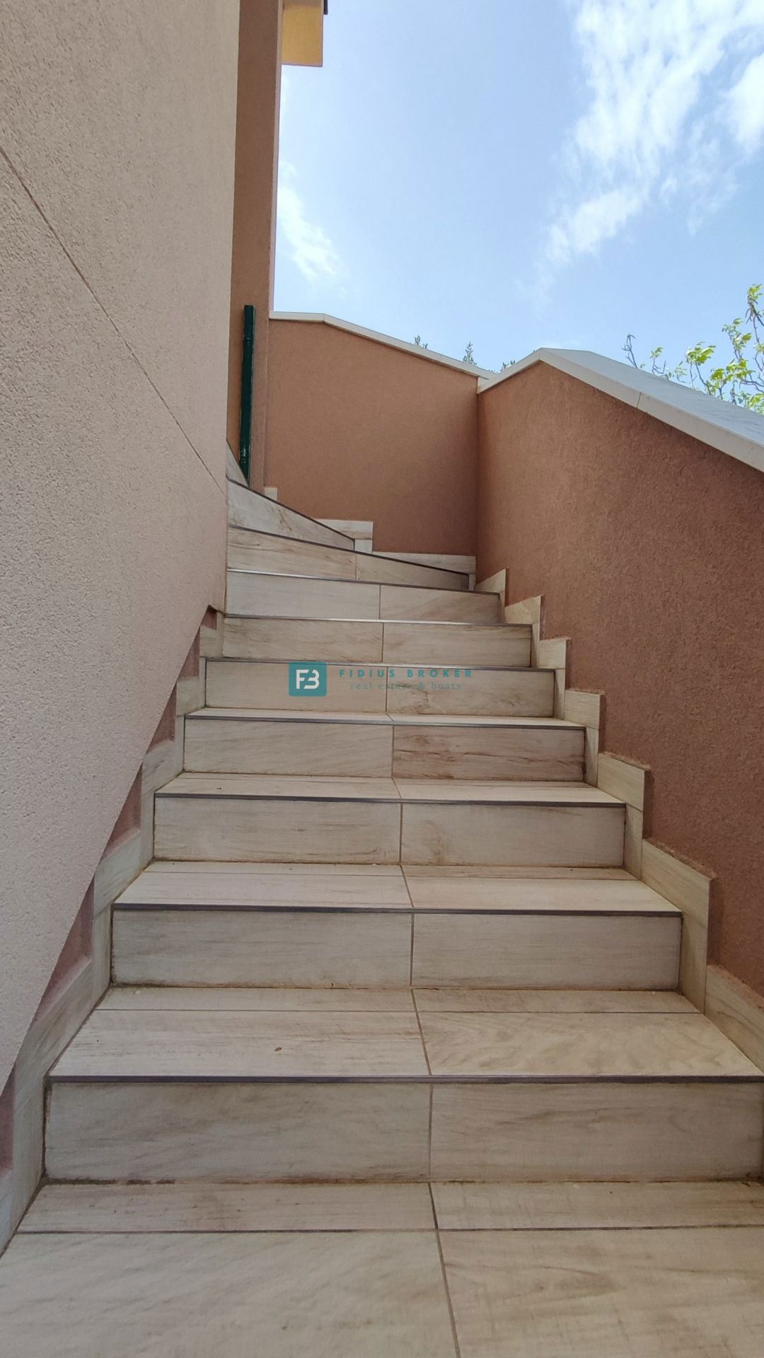 TRIBUNJ, hiša s turističnimi apartmaji ****, bazen, 250 m do plaže