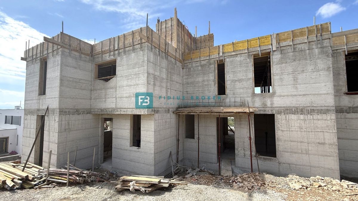 VODICE, novogradnja, trietažno stanovanje, bazen, pogled na morje, vrt, S2