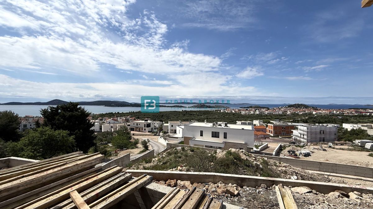 VODICE, novogradnja, trietažno stanovanje, bazen, pogled na morje, vrt, S2